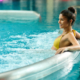 mulher relaxando em piscina aquecida por aquecedor a biomassa
